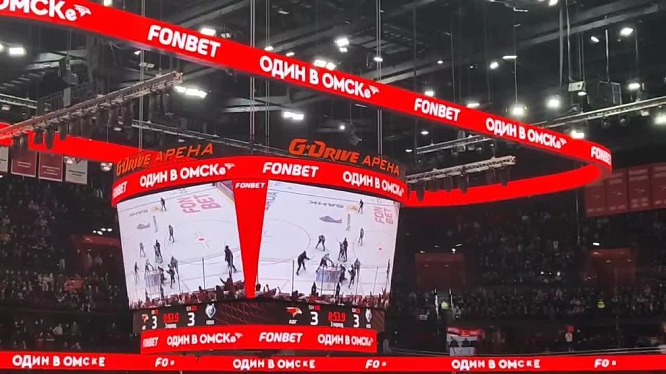 Николай Прохоркин забивает третью шайбу в ворота «Нефтехимика»