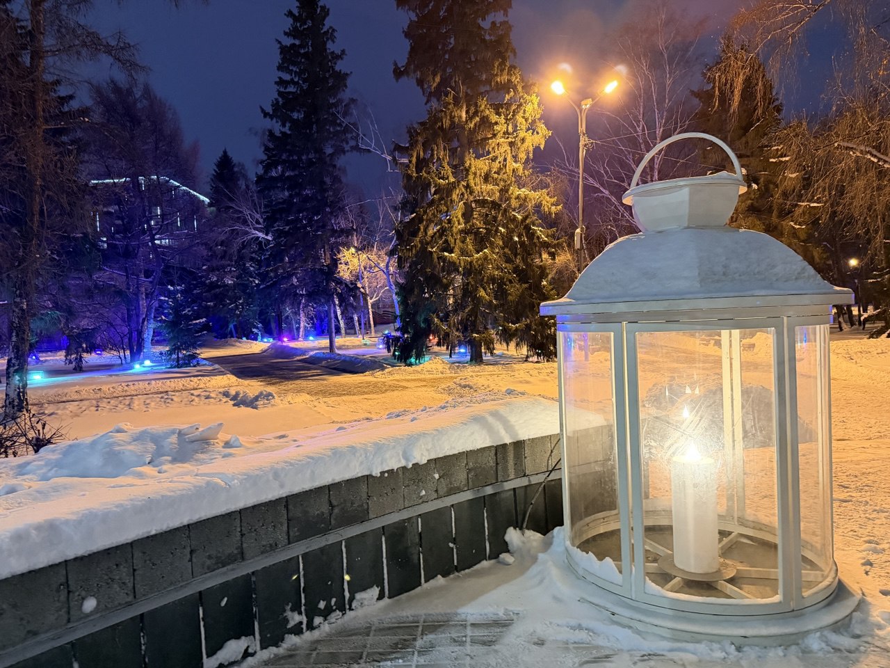 Город дышит новогодней атмосферой Город дышит новогодней атмосферой