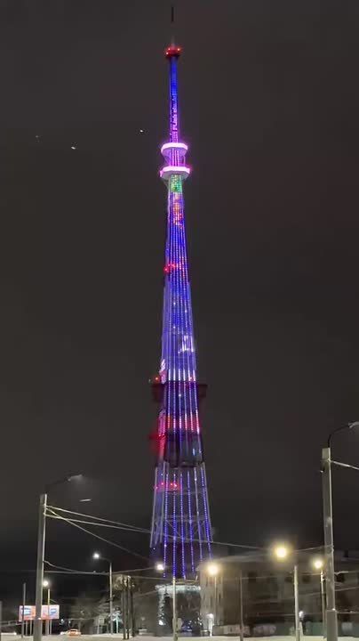 Праздник всё ближе. Омская телебашня включилась в новогодний режим – на медиафасаде появился обратный отсчёт до Нового года