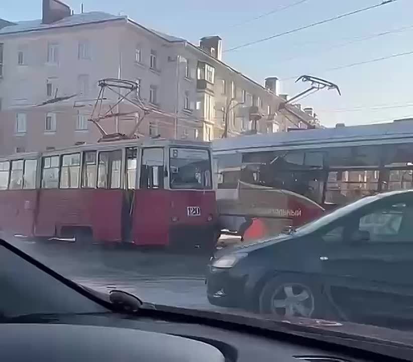 В Омске иномарку зажало между двумя трамваями