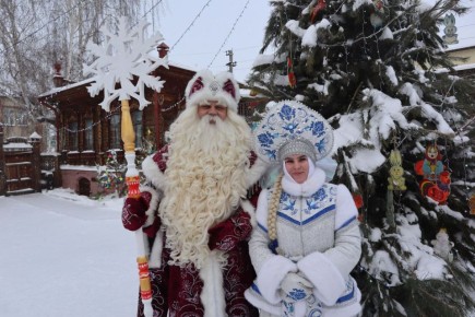 Для Большереченского Деда Мороза изготовили особую бороду на «Мосфильме»