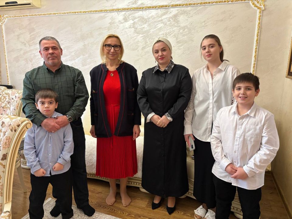 Многодетную семью Богатыревых из Омска поздравила с Новым годом глава регионального Минтруда Ирина Варнавская