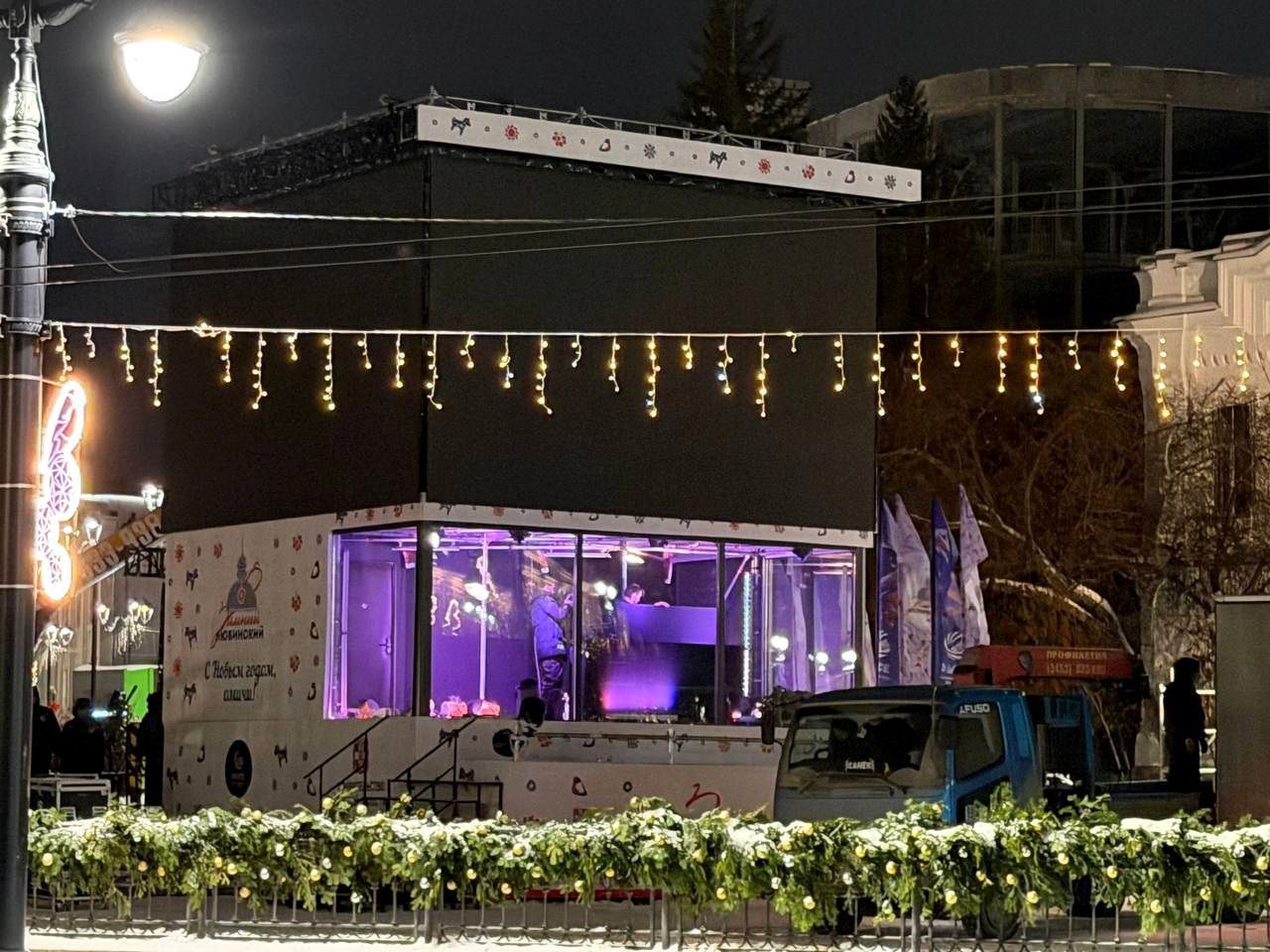 Главную сцену «Зимнего Любинского» на Музейной этим вечером озарили десятки огней: здесь включили подсветку