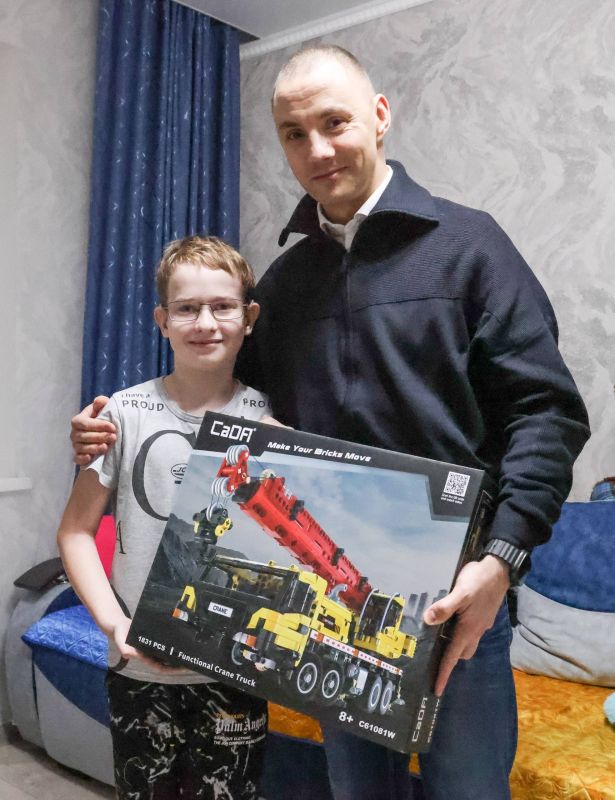 В рамках новогодней акции «Ёлка желаний» поздравил с наступающим Новым годом юного спортсмена Никиту! Вручил ему заветный набор для моделирования машины