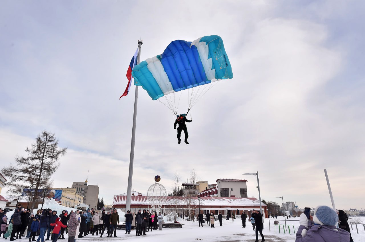 Дед Мороз с парашютом приземлился в Омской крепости Дед Мороз с парашютом приземлился в Омской крепости