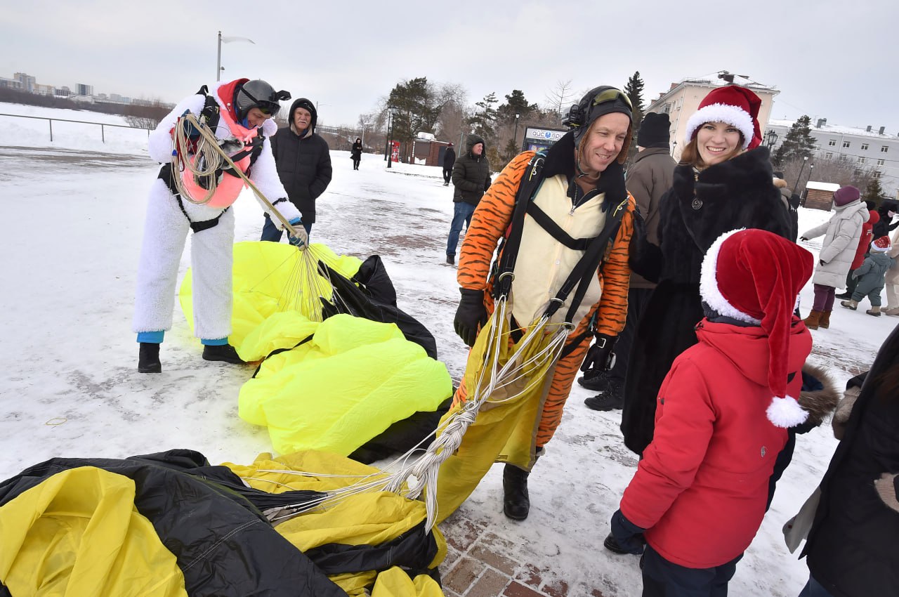 Дед Мороз с парашютом приземлился в Омской крепости Дед Мороз с парашютом приземлился в Омской крепости