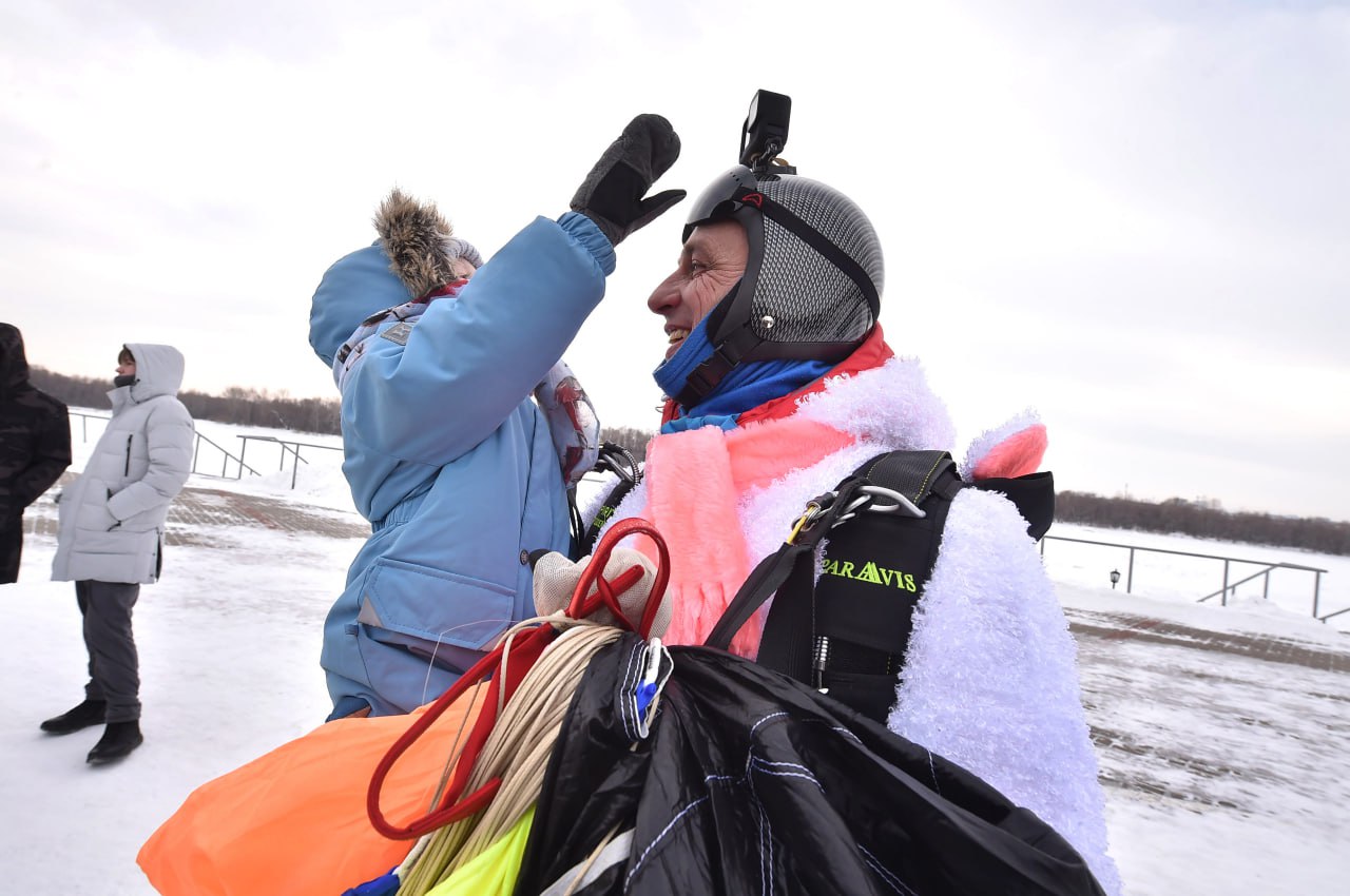 Дед Мороз с парашютом приземлился в Омской крепости Дед Мороз с парашютом приземлился в Омской крепости