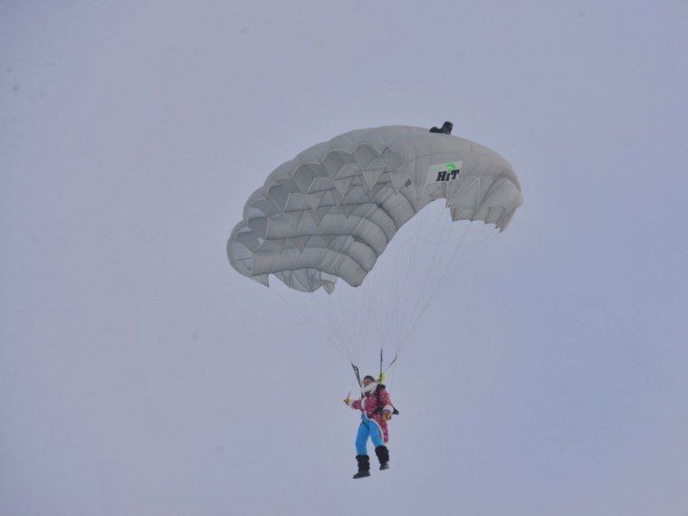 В Омской крепости приземлится новогодний парашутист
