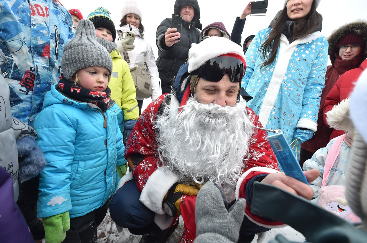 Дед Мороз с парашютом приземлился в Омской крепости Дед Мороз с парашютом приземлился в Омской крепости