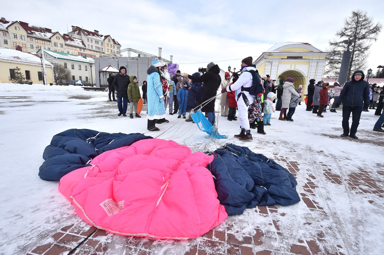 Дед Мороз с парашютом приземлился в Омской крепости Дед Мороз с парашютом приземлился в Омской крепости