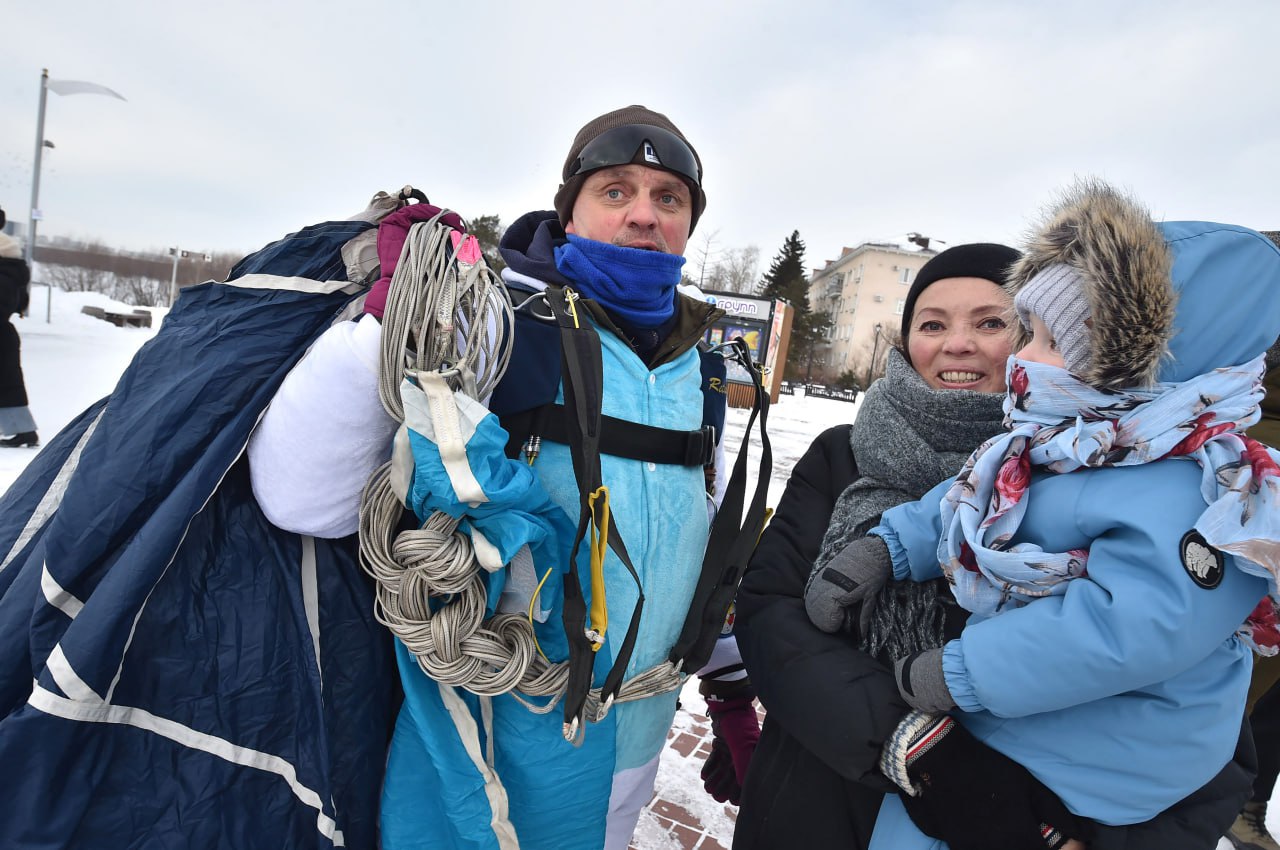 Дед Мороз с парашютом приземлился в Омской крепости Дед Мороз с парашютом приземлился в Омской крепости