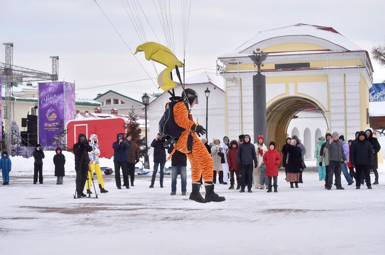 Дед Мороз с парашютом приземлился в Омской крепости Дед Мороз с парашютом приземлился в Омской крепости