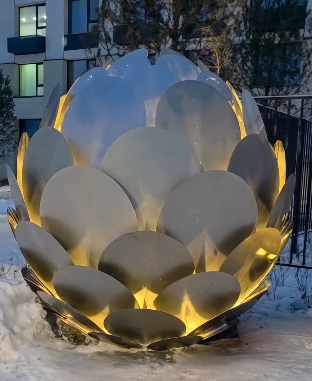 Смотрите, шишки!. Нам нравится, когда застройщики украшают микрорайоны необычными арт-объектами