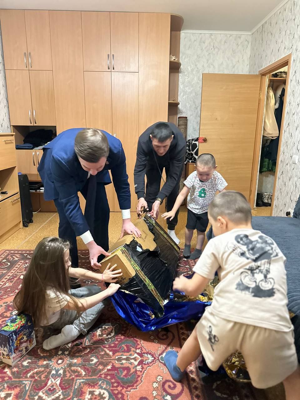 Новогодние желания юных омичей исполняют члены команды областного Правительства Новогодние желания юных омичей исполняют члены команды областного Правительства