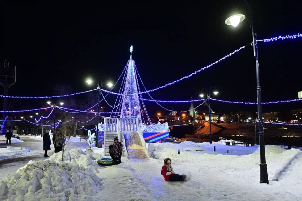 Ледяные скульптуры и яркие огни: Омский НПЗ украсил городские пространства к Новому году Ледяные скульптуры и яркие огни: Омский НПЗ украсил городские пространства к Новому году