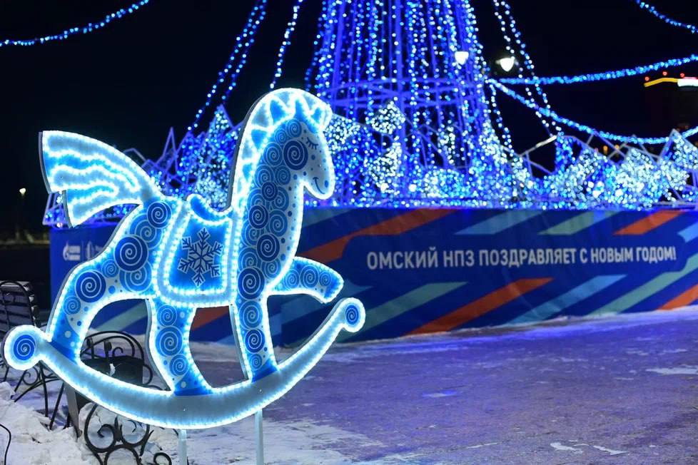 Ледяные скульптуры и яркие огни: Омский НПЗ украсил городские пространства к Новому году Ледяные скульптуры и яркие огни: Омский НПЗ украсил городские пространства к Новому году