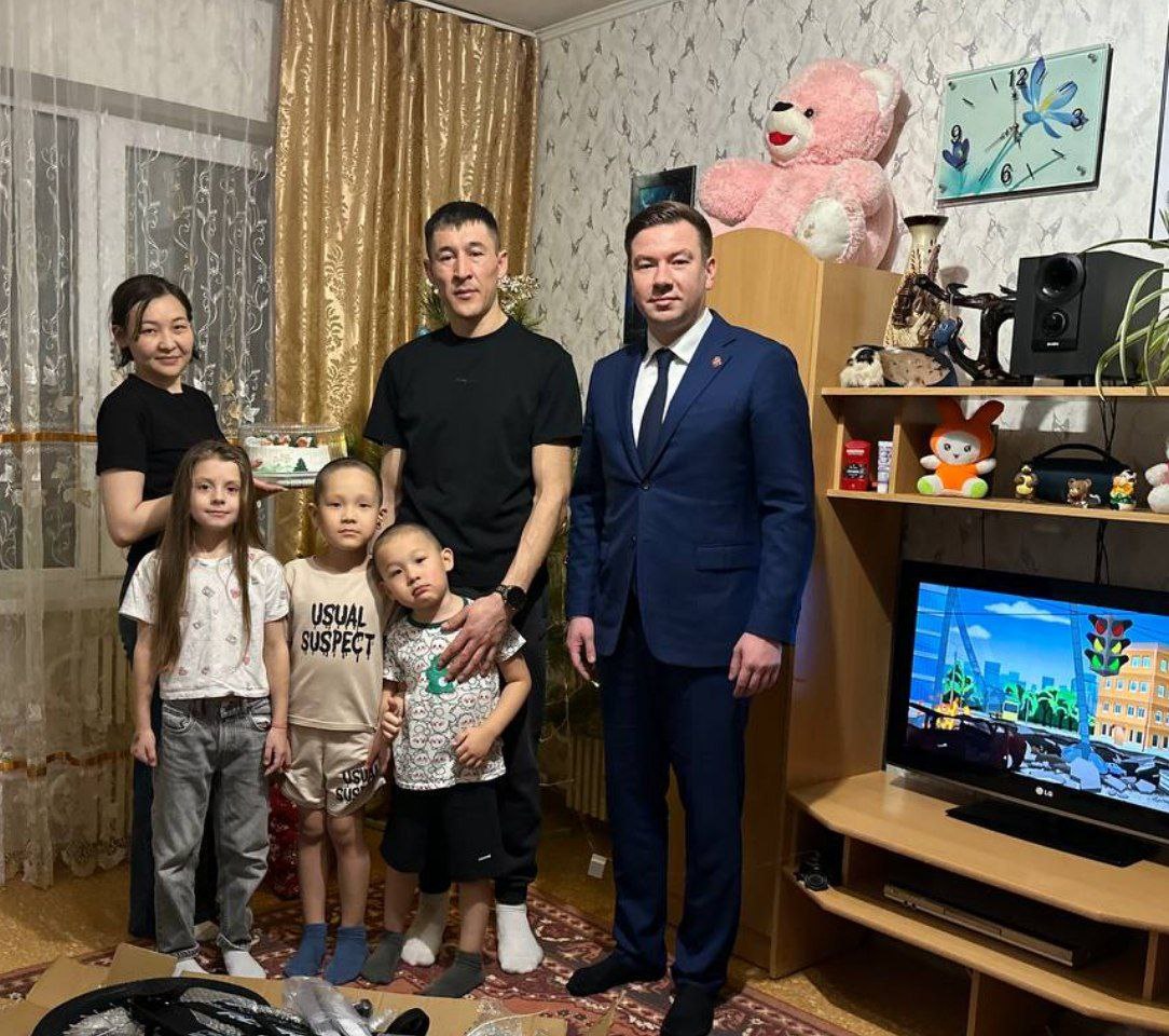 Новогодние желания юных омичей исполняют члены команды областного Правительства