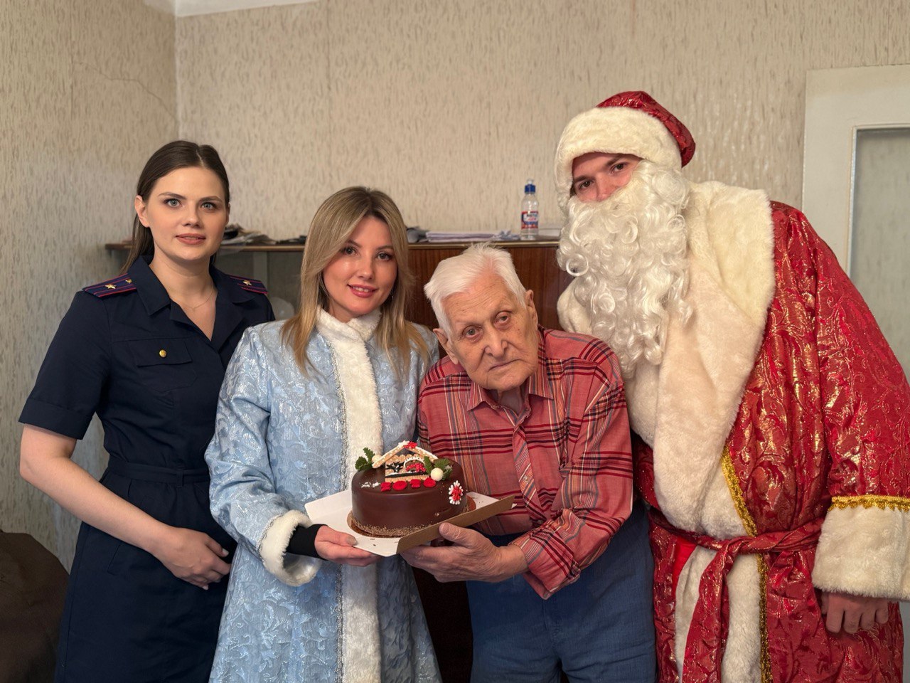 Следователи под Новый Год исполнили желания детей из социального центра помощи семьи и детям Следователи под Новый Год исполнили желания детей из социального центра помощи семьи и детям