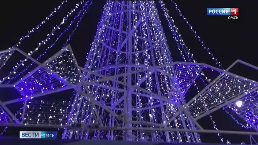 Исторический центр города, прямо на берегу Оми, вновь украшает новогодняя ёлка