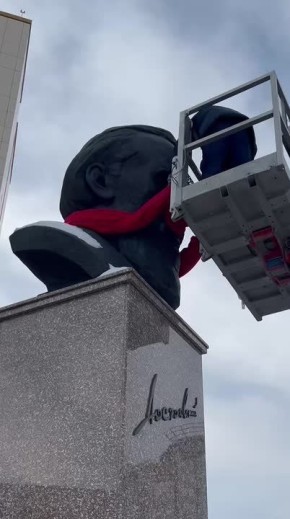 Памятник Фёдора Достоевского у ОмГУ украсили к Новому году