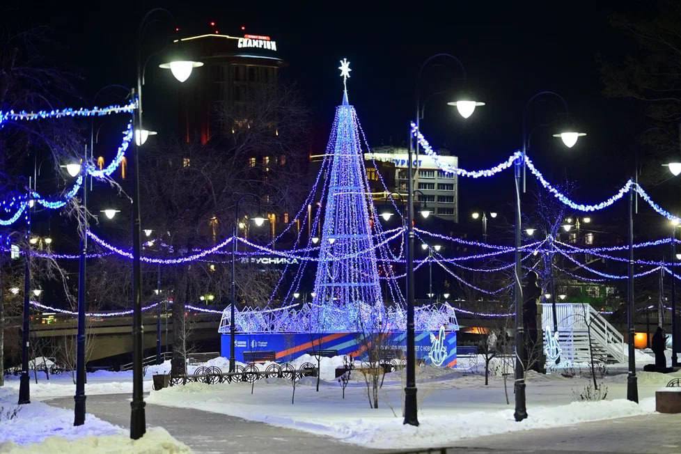 Ледяные скульптуры и яркие огни: Омский НПЗ украсил городские пространства к Новому году Ледяные скульптуры и яркие огни: Омский НПЗ украсил городские пространства к Новому году