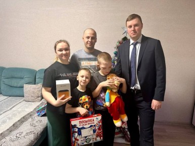 Заветные новогодние мечты юных омичей продолжают сбываться! А помогают в этом региональные министры, присоединившиеся к Всероссийской благотворительной акции «Ёлка желаний»