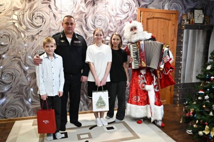 Начальник областного Управления МВД России исполнил мечту юного хоккеиста в рамках акции «Елка желаний»