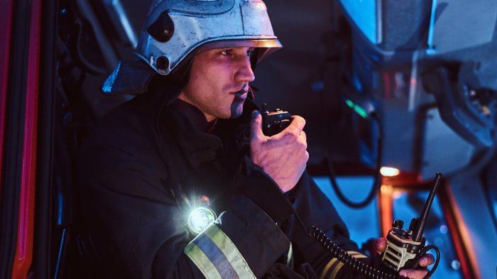 Лопнула труба, заболел зуб: омичам напомнили телефоны экстренных служб