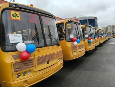 В 2025 году омские школы получили более 100 новых автобусов