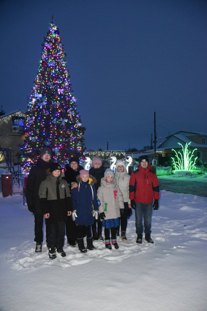 Ярко, с теплом и любовью встречает Новый год приёмная семья Асписовых в Большеречье