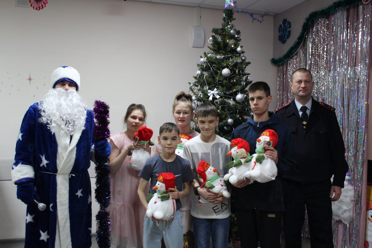 Марафон чудес и волшебства: Полицейский Дед Мороз принес праздник в Омский «Дом детства» Марафон чудес и волшебства: Полицейский Дед Мороз принес праздник в Омский «Дом детства»