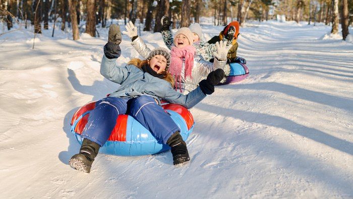 Всем на горку! В омских парках предлагают покататься со своим инвентарем или взять его напрокат