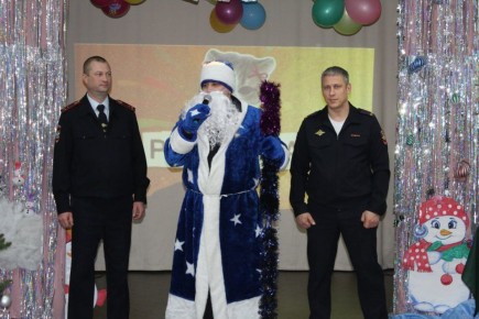 Марафон чудес и волшебства: Полицейский Дед Мороз принес праздник в Омский «Дом детства»