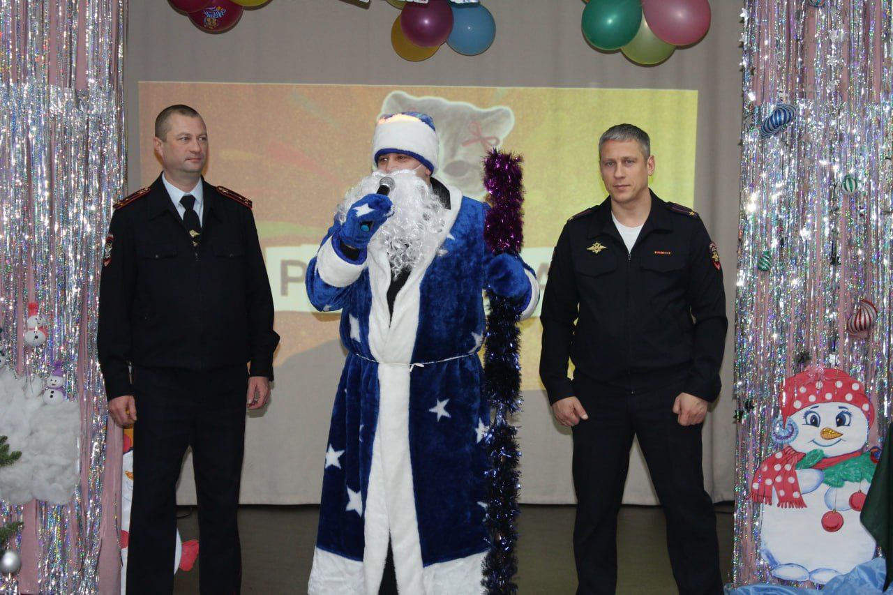 Марафон чудес и волшебства: Полицейский Дед Мороз принес праздник в Омский «Дом детства»