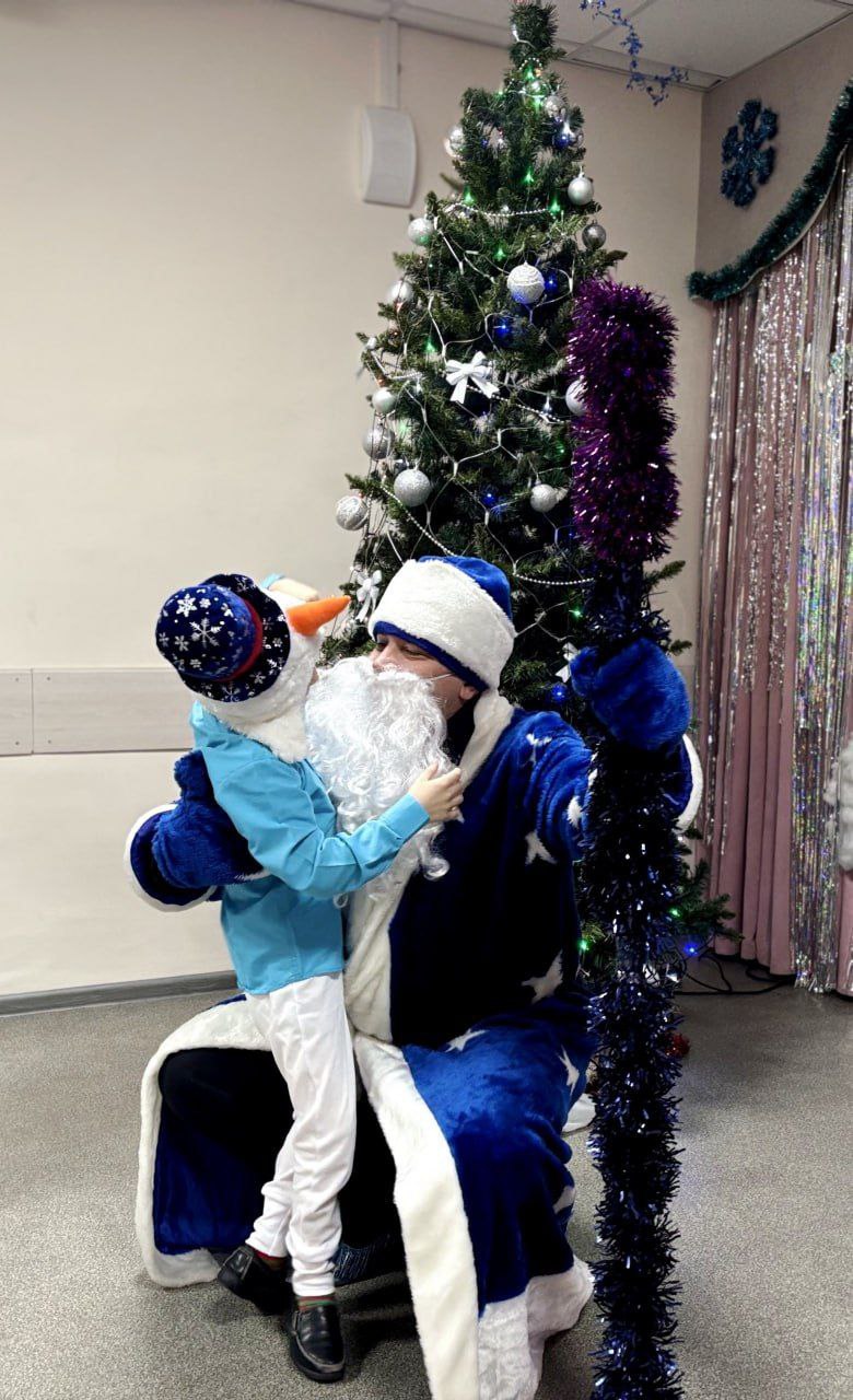 Марафон чудес и волшебства: Полицейский Дед Мороз принес праздник в Омский «Дом детства» Марафон чудес и волшебства: Полицейский Дед Мороз принес праздник в Омский «Дом детства»
