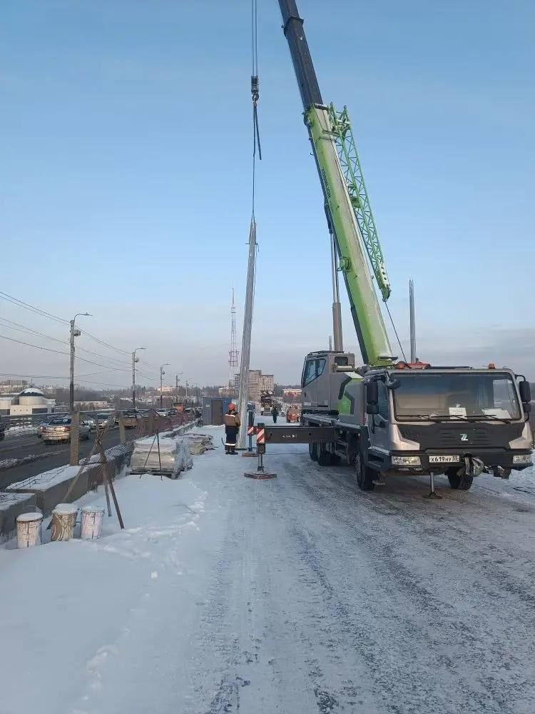 В Омске на мосту у Телецентра началась установка совмещённых опор освещения и контактной сети