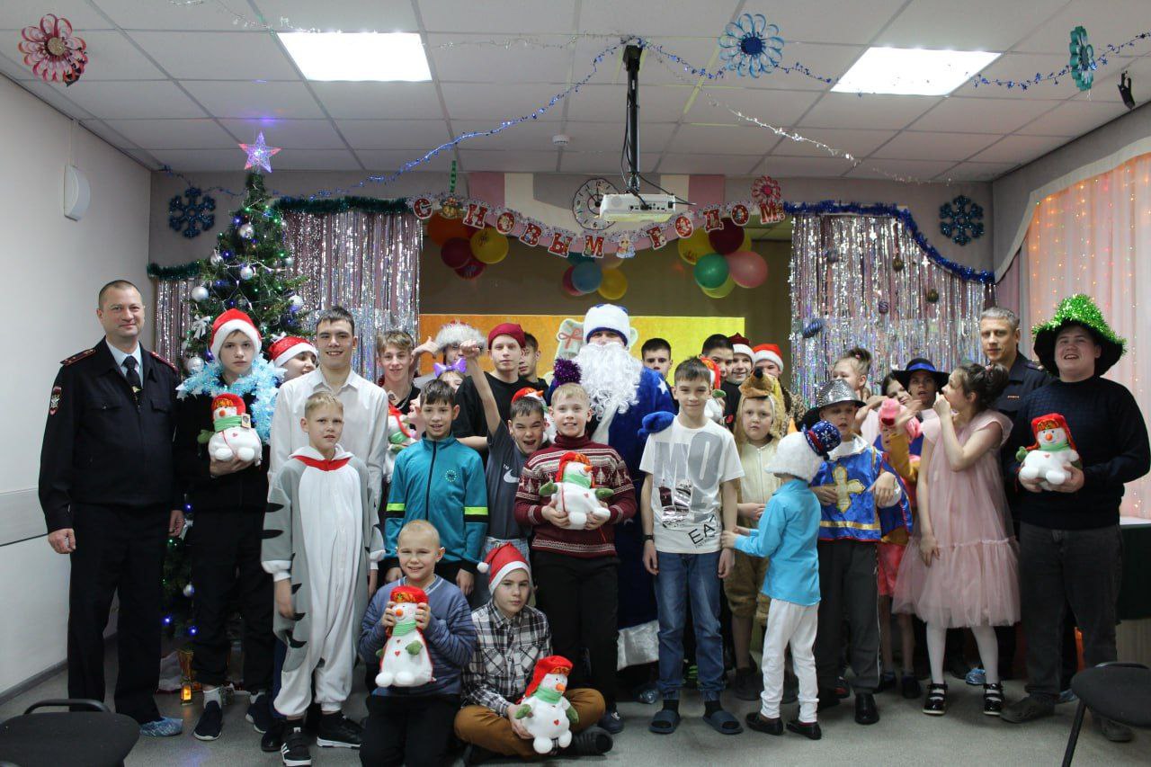 Марафон чудес и волшебства: Полицейский Дед Мороз принес праздник в Омский «Дом детства» Марафон чудес и волшебства: Полицейский Дед Мороз принес праздник в Омский «Дом детства»