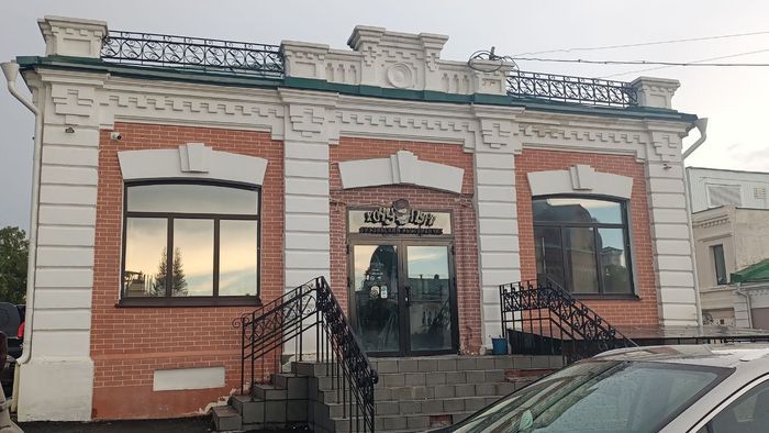 С владельца ресторана «Хочу Пури» в Омске «выбивают» деньги на ремонт сгоревшего дома