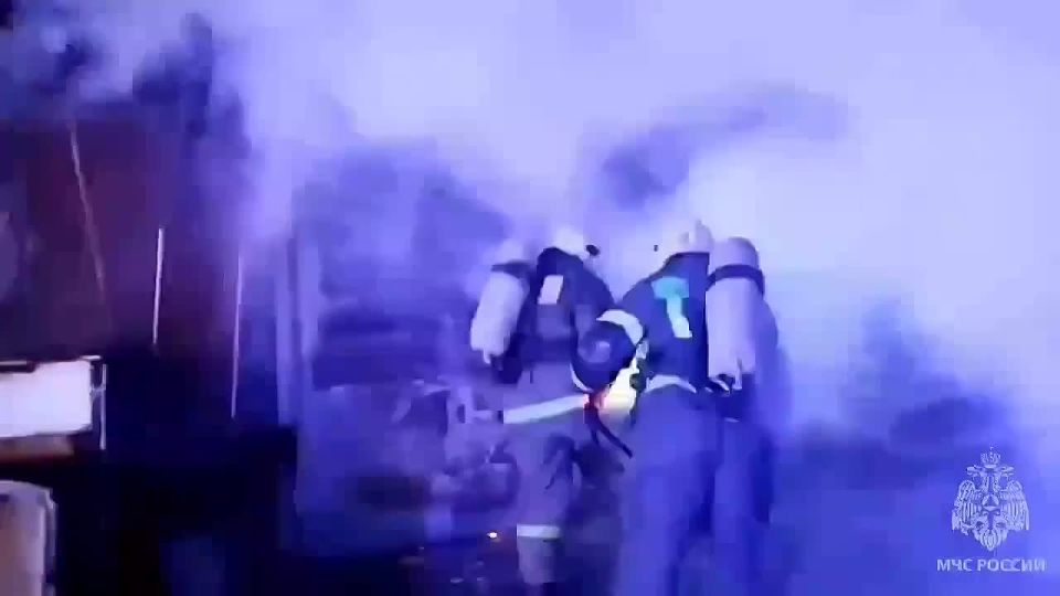 В посёлке Магистральный сгорел гараж с машиной – один человек погиб