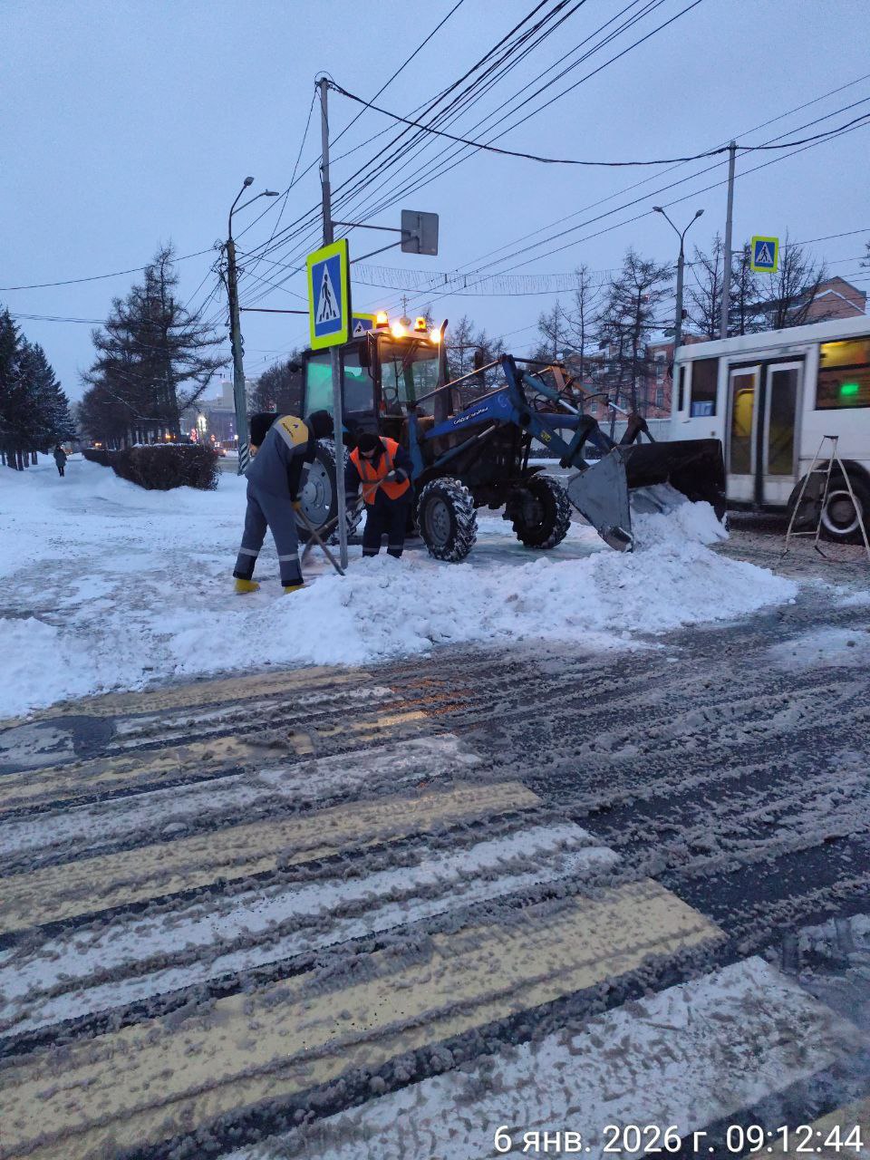 Сергей Шелест: В рождественский сочельник специалисты Управления дорожного хозяйства и благоустройства не отдыхают с семьями, а работают в усиленном режиме Сергей Шелест: В рождественский сочельник специалисты Управления дорожного хозяйства и благоустройства не отдыхают с семьями, а работают в усиленном режиме