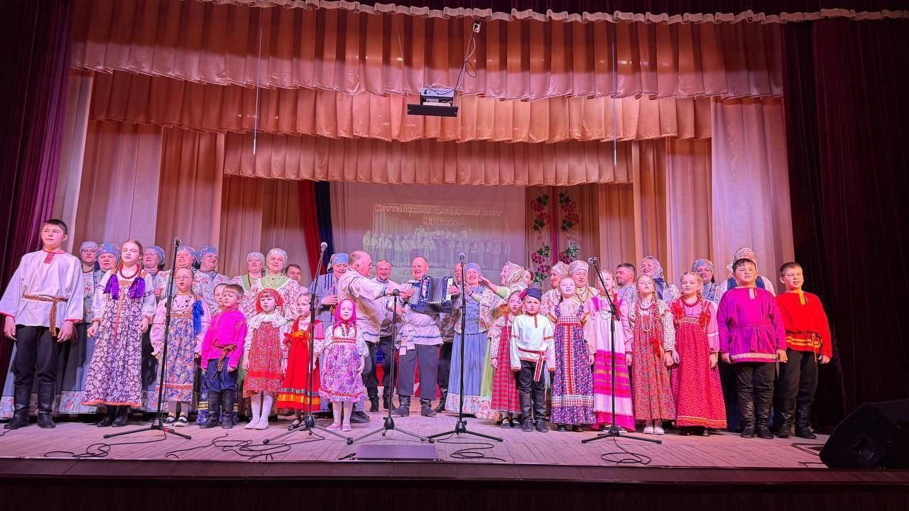 Виталий Хоценко поздравил Крутинский народный хор с почётным званием