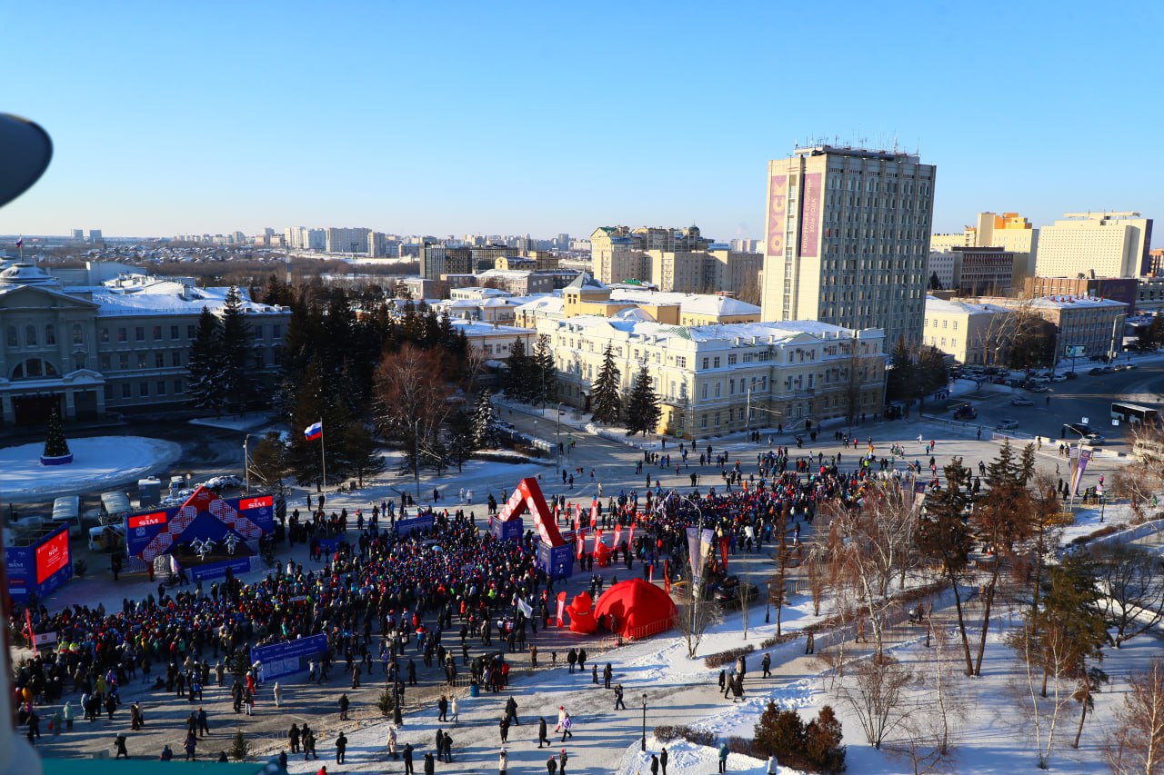 Более 2 тыс. человек вышли на старт Рождественского полумарафона в Омске