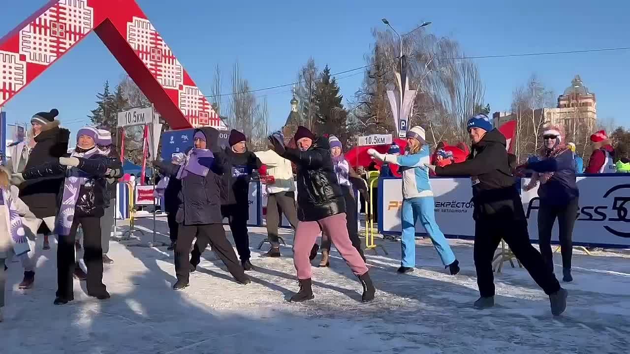 Участники Рождественского полумарафона размялись на зарядке перед забегом И уже через несколько минут отправятся покорять свои дистанции