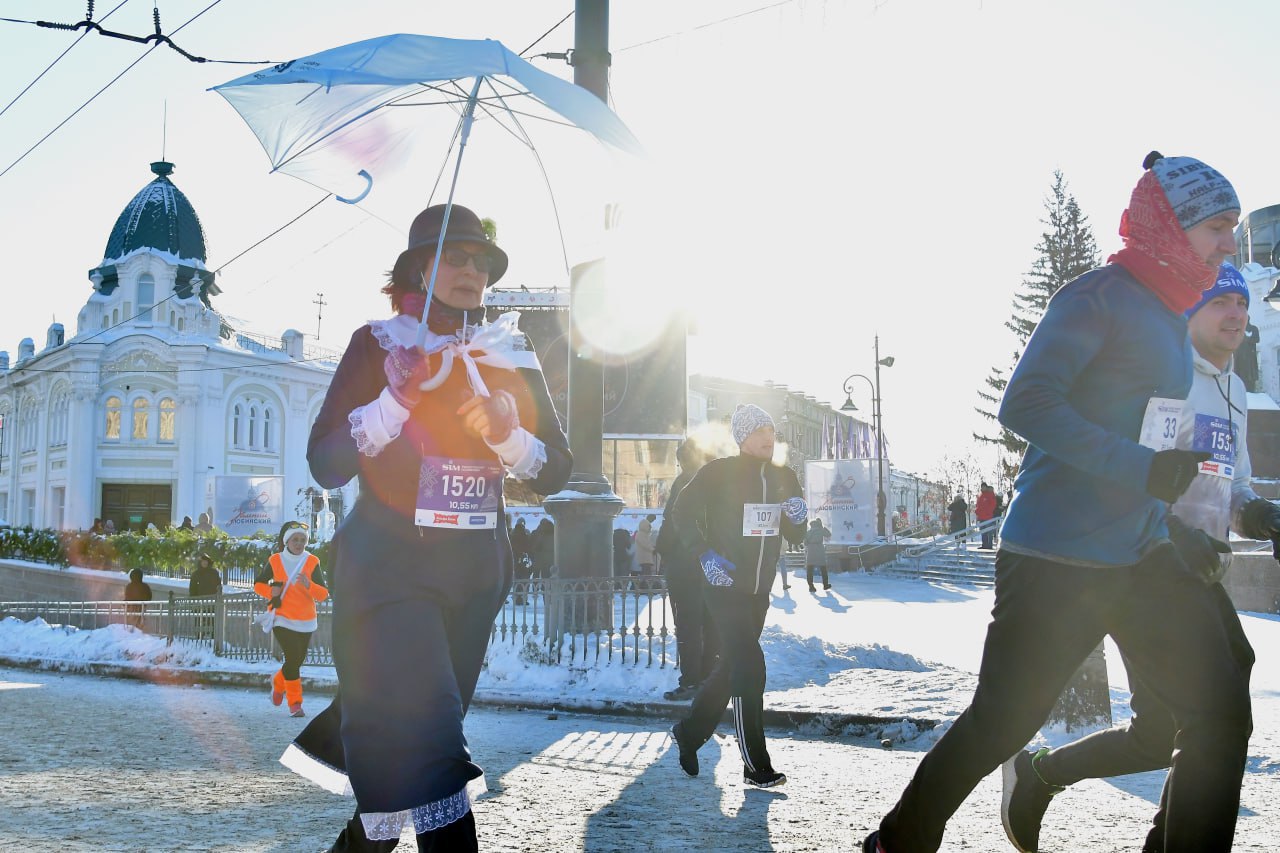 Более 2 тыс. человек вышли на старт Рождественского полумарафона в Омске Более 2 тыс. человек вышли на старт Рождественского полумарафона в Омске