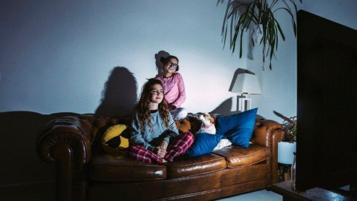 Омские офтальмологи рассказали, почему просмотр телевизора с выключенным освещением вреден для здоровья