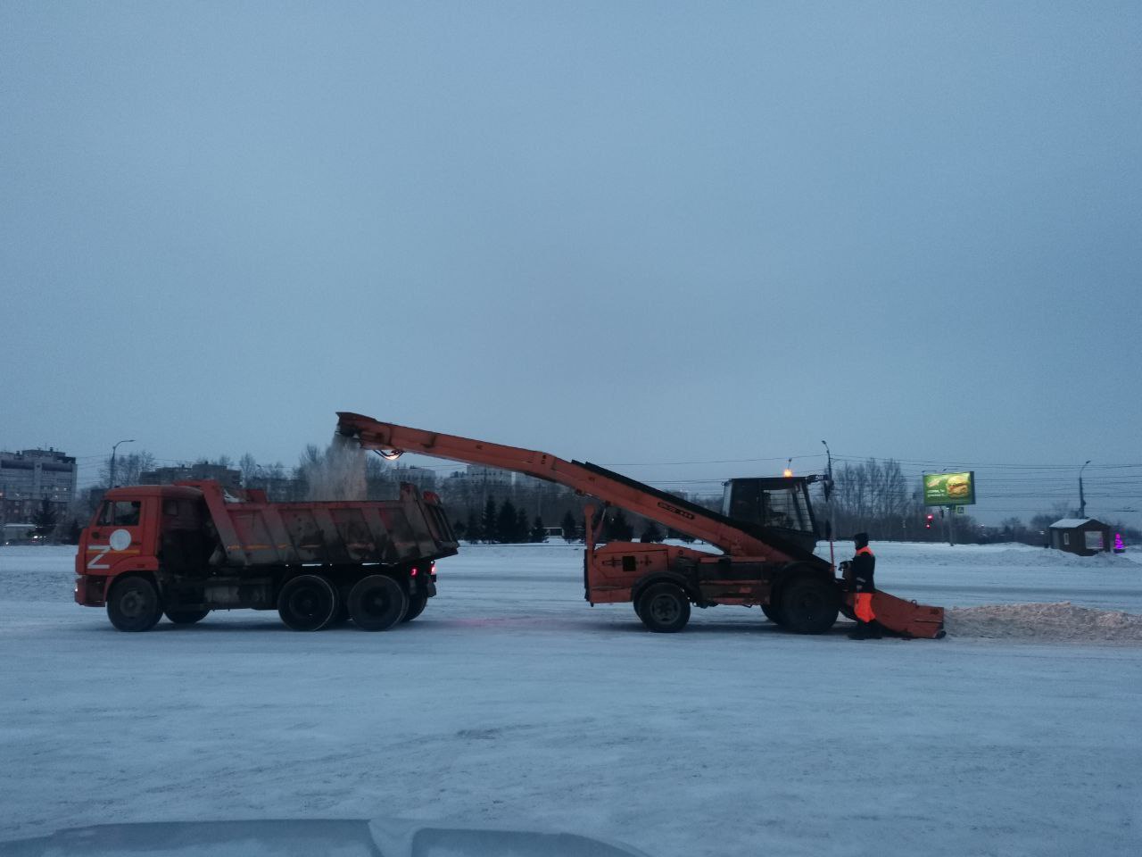 Сергей Шелест: Омские дорожники продолжают убирать и вывозить снег без выходных Сергей Шелест: Омские дорожники продолжают убирать и вывозить снег без выходных