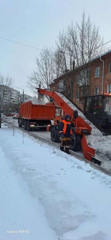 Сергей Шелест: Омские дорожники продолжают убирать и вывозить снег без выходных Сергей Шелест: Омские дорожники продолжают убирать и вывозить снег без выходных