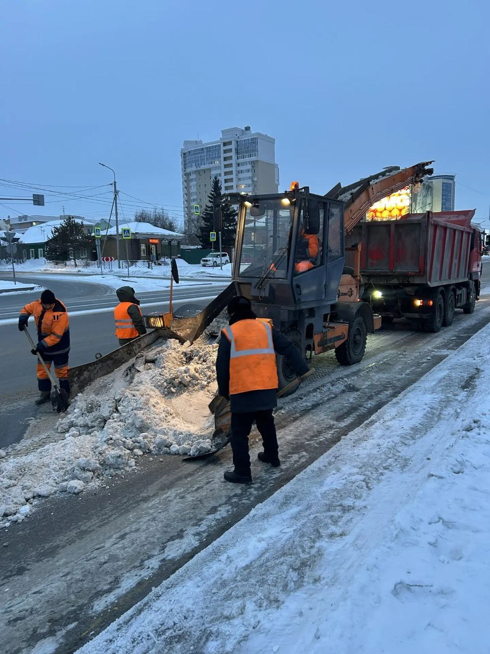 Сергей Шелест: Омские дорожники продолжают убирать и вывозить снег без выходных Сергей Шелест: Омские дорожники продолжают убирать и вывозить снег без выходных