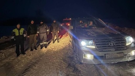 Семью с детьми вызволили из снежного плена в Омской области
