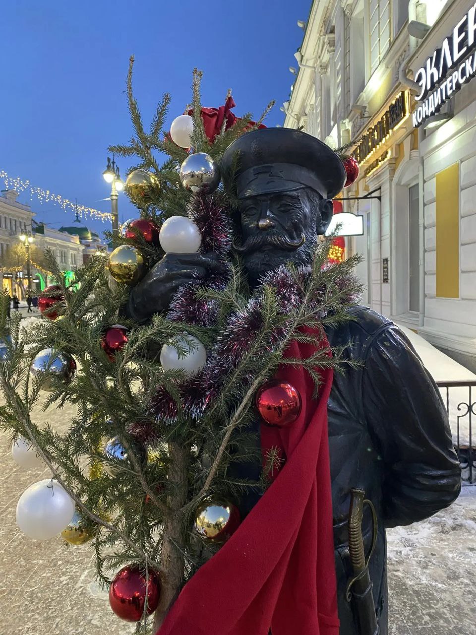 Пожалуй, самой популярной елкой новогоднего Омска стала пушистая красавица, встречающая гостей гостей «Зимнего Любинского» в самом начале улицы Музейная Пожалуй, самой популярной елкой новогоднего Омска стала пушистая красавица, встречающая гостей гостей «Зимнего Любинского» в самом начале улицы Музейная